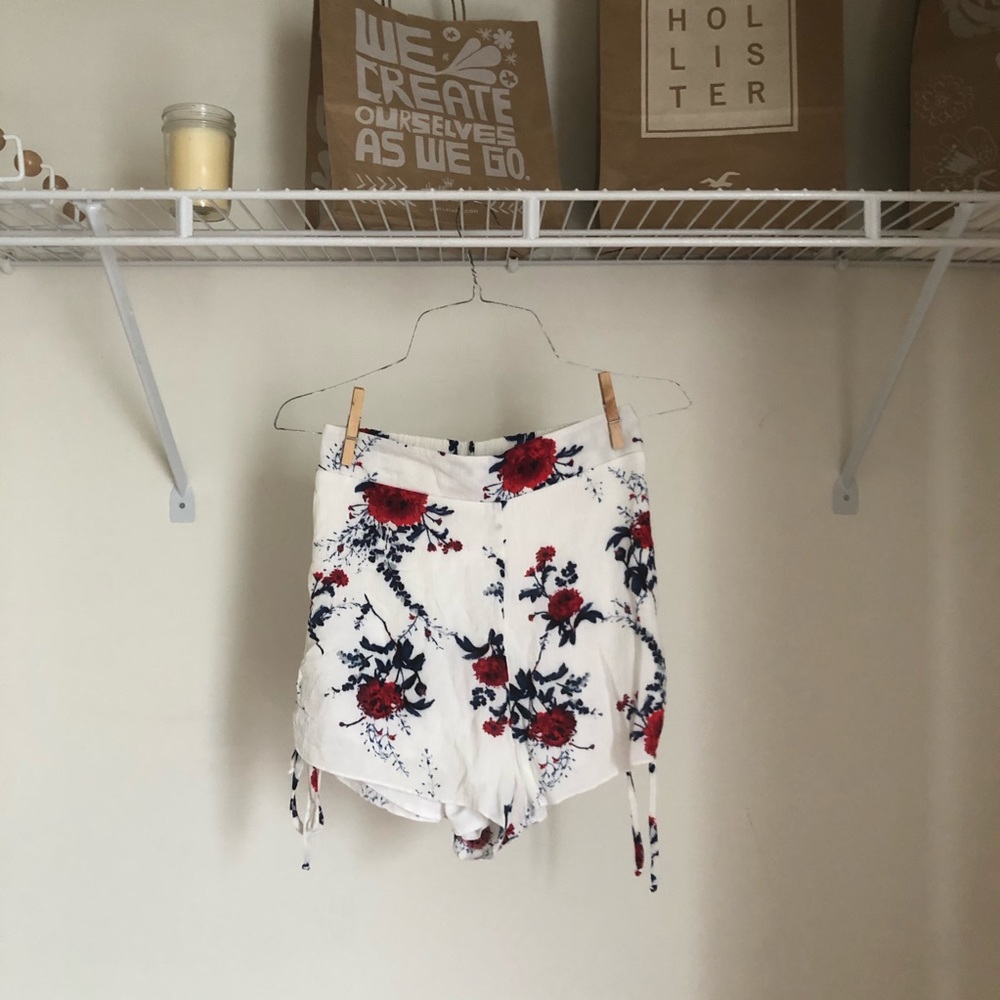 NWT Charolette Russe Rose Floral Print Tie Shorts - Picture 2 of 3